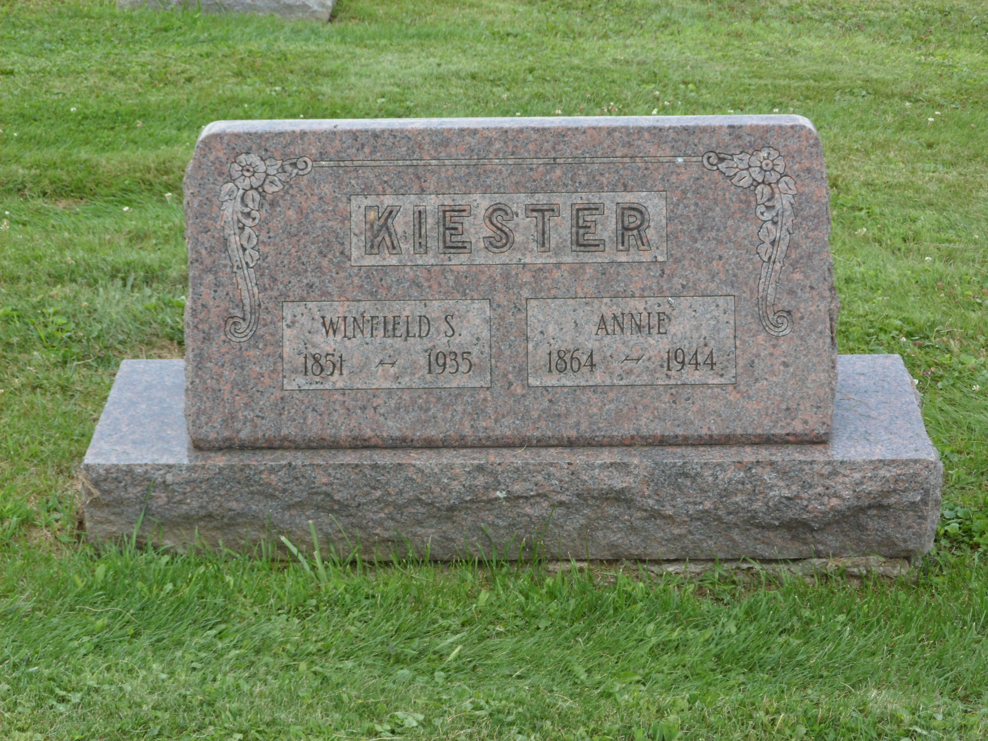 Jesse & Annie Kiester tombstone